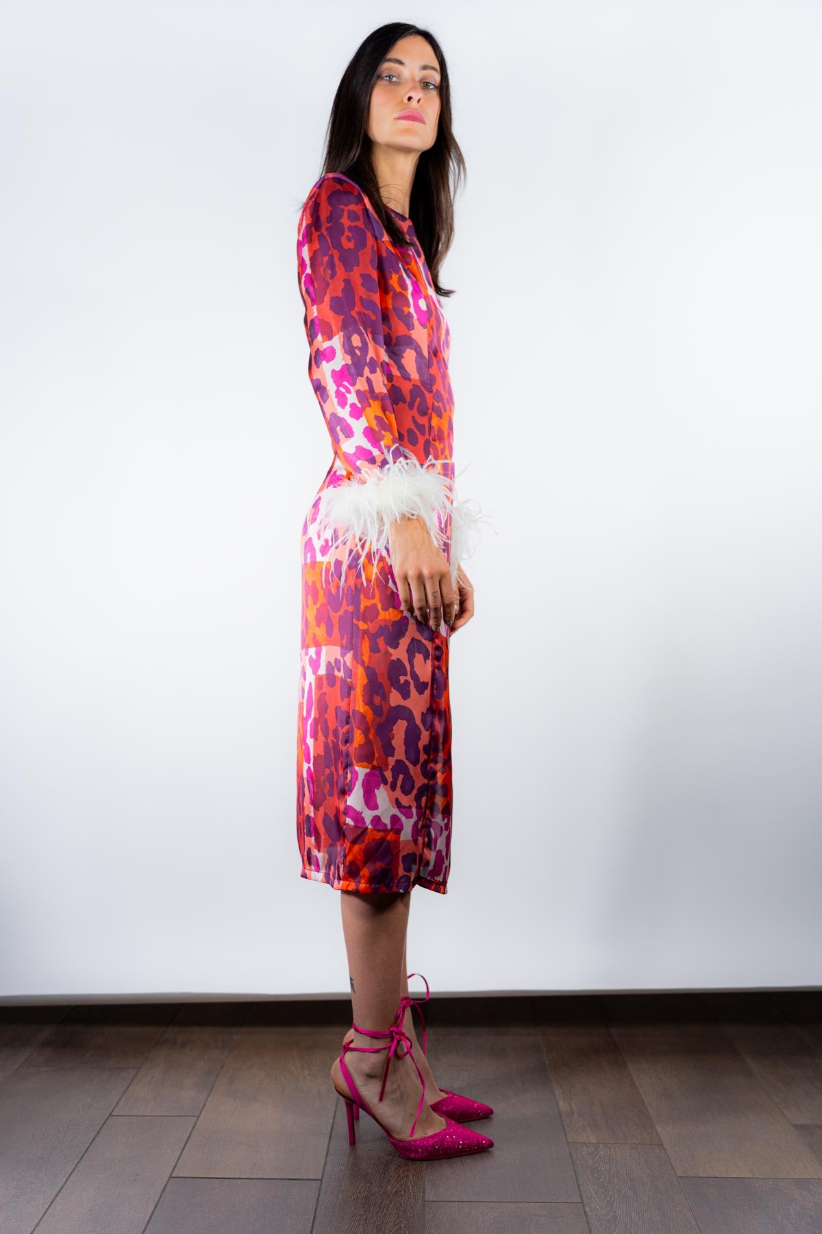 Abito animalier e piume