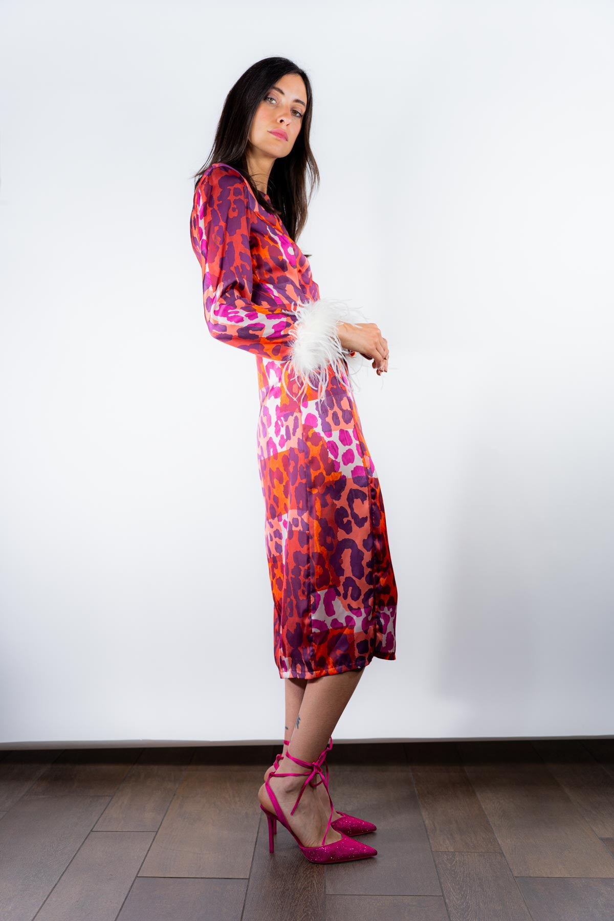 Abito animalier e piume