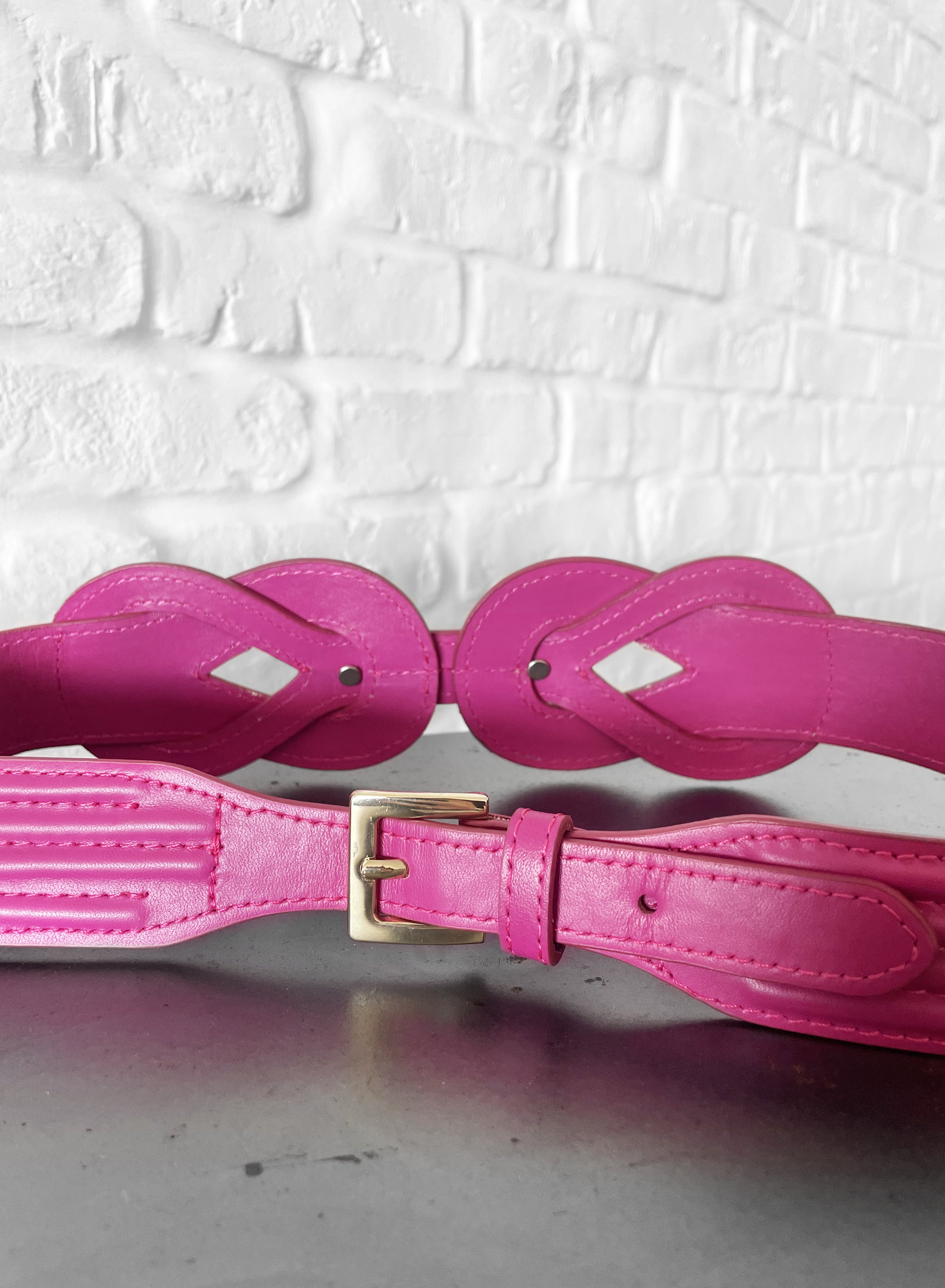 Cintura fucsia con targhetta oro
