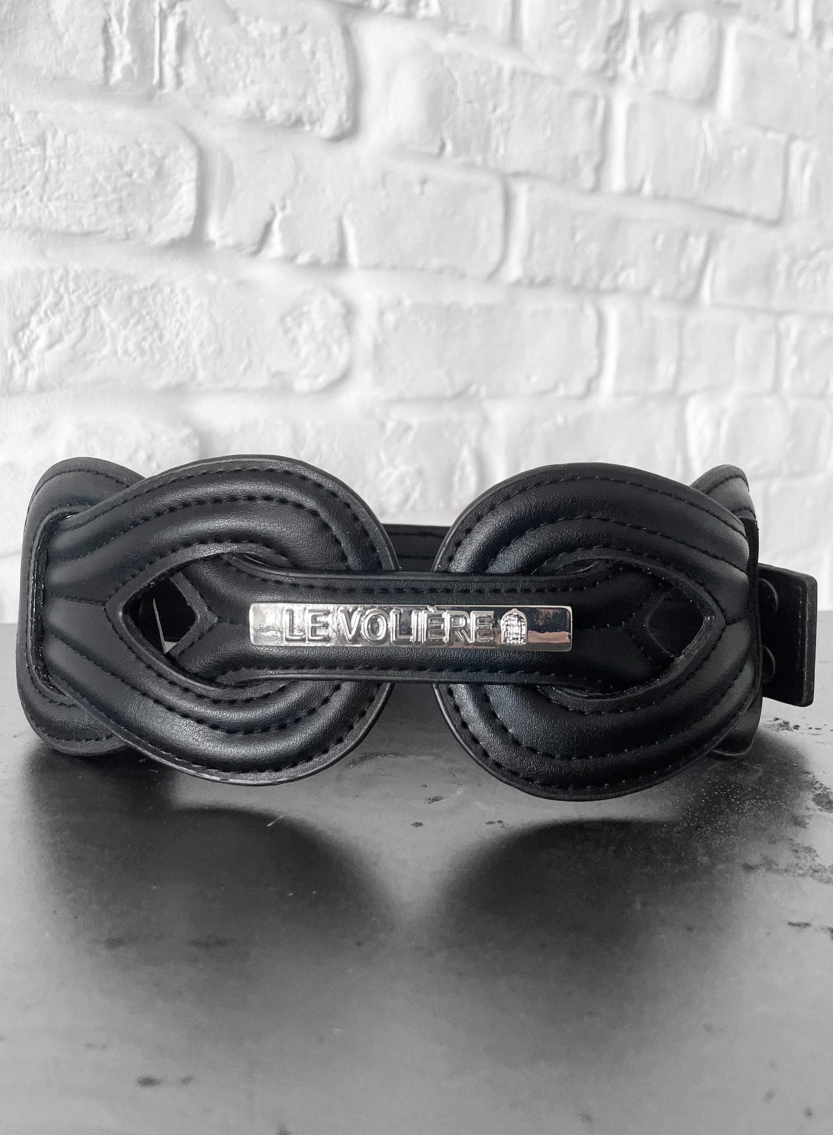 Cintura nera con targhetta argento