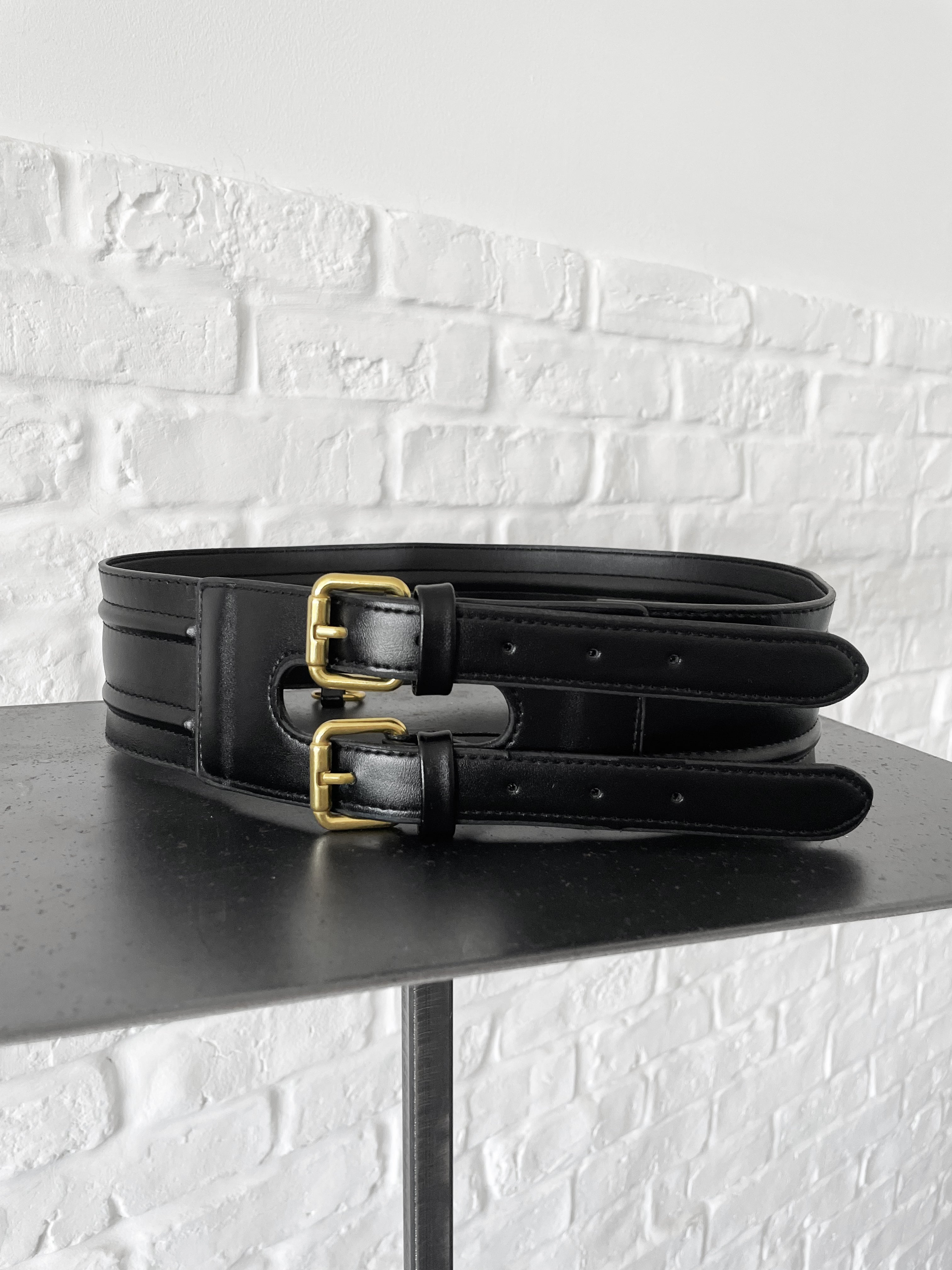 Cintura alta in ecopelle nera con dettagli oro