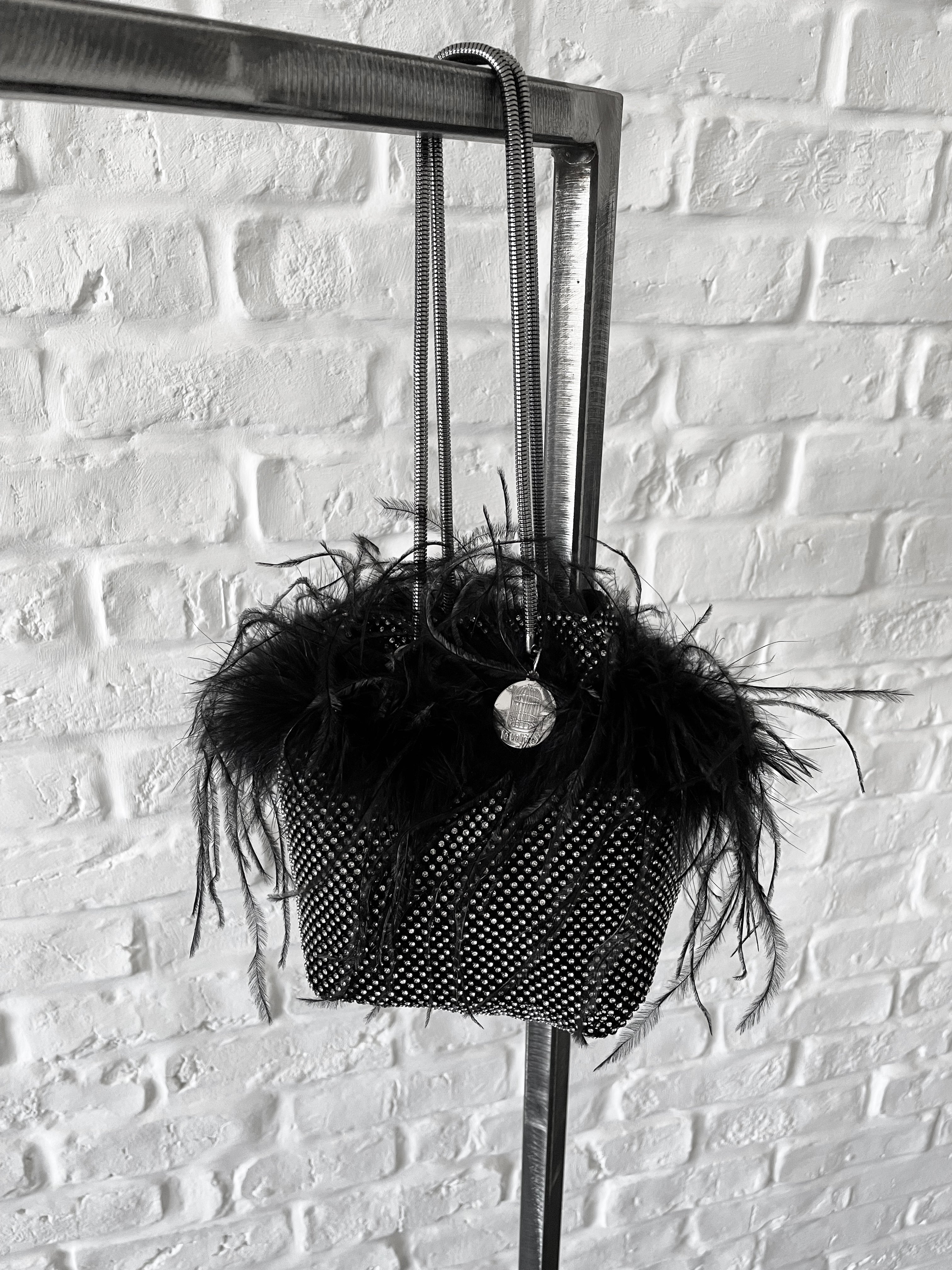 Borsa in strass argento con piume nere