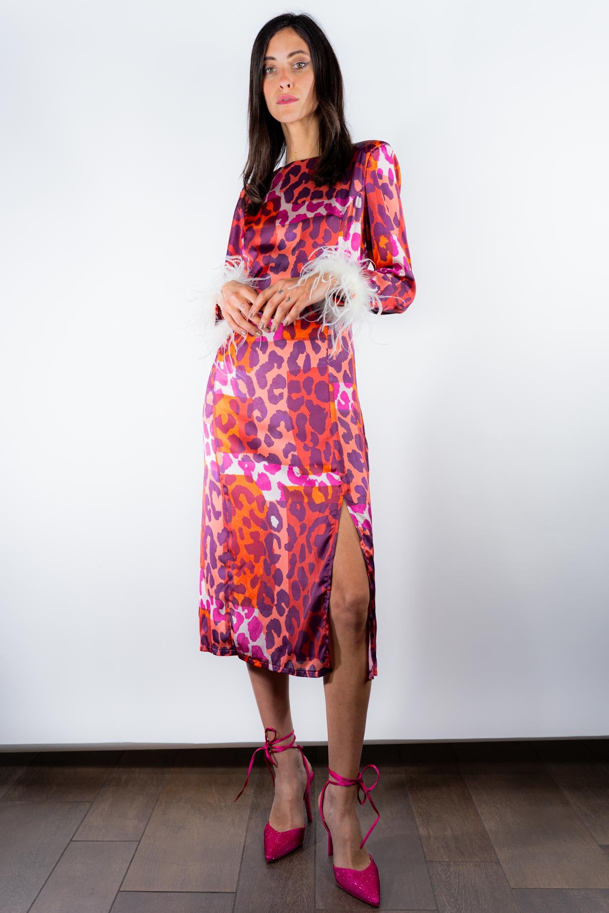 Abito animalier e piume