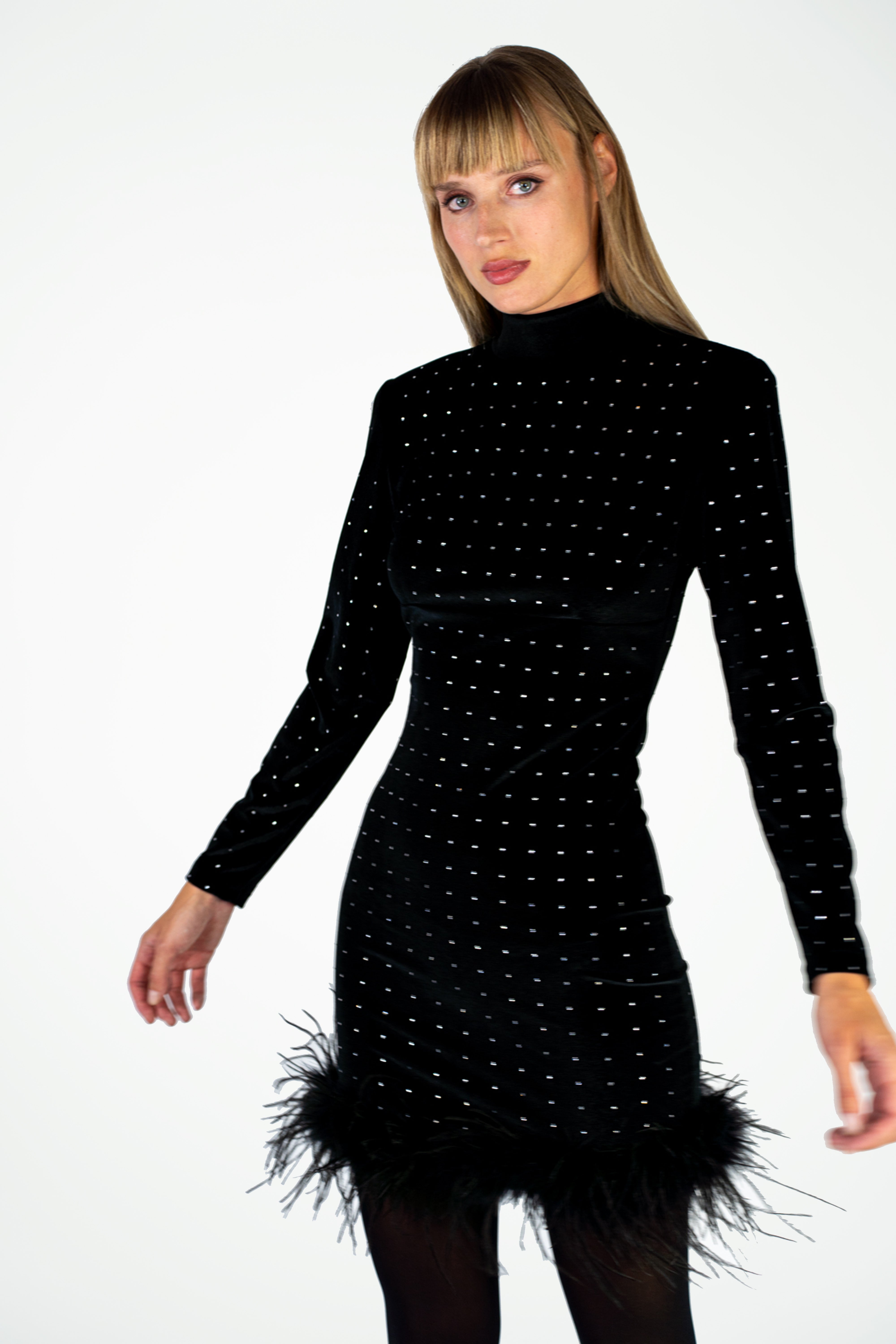 Vestito di velluto nero con piume e strass