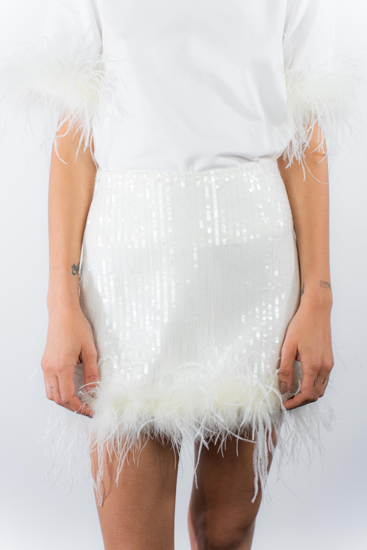 Gonna in paillettes e piume