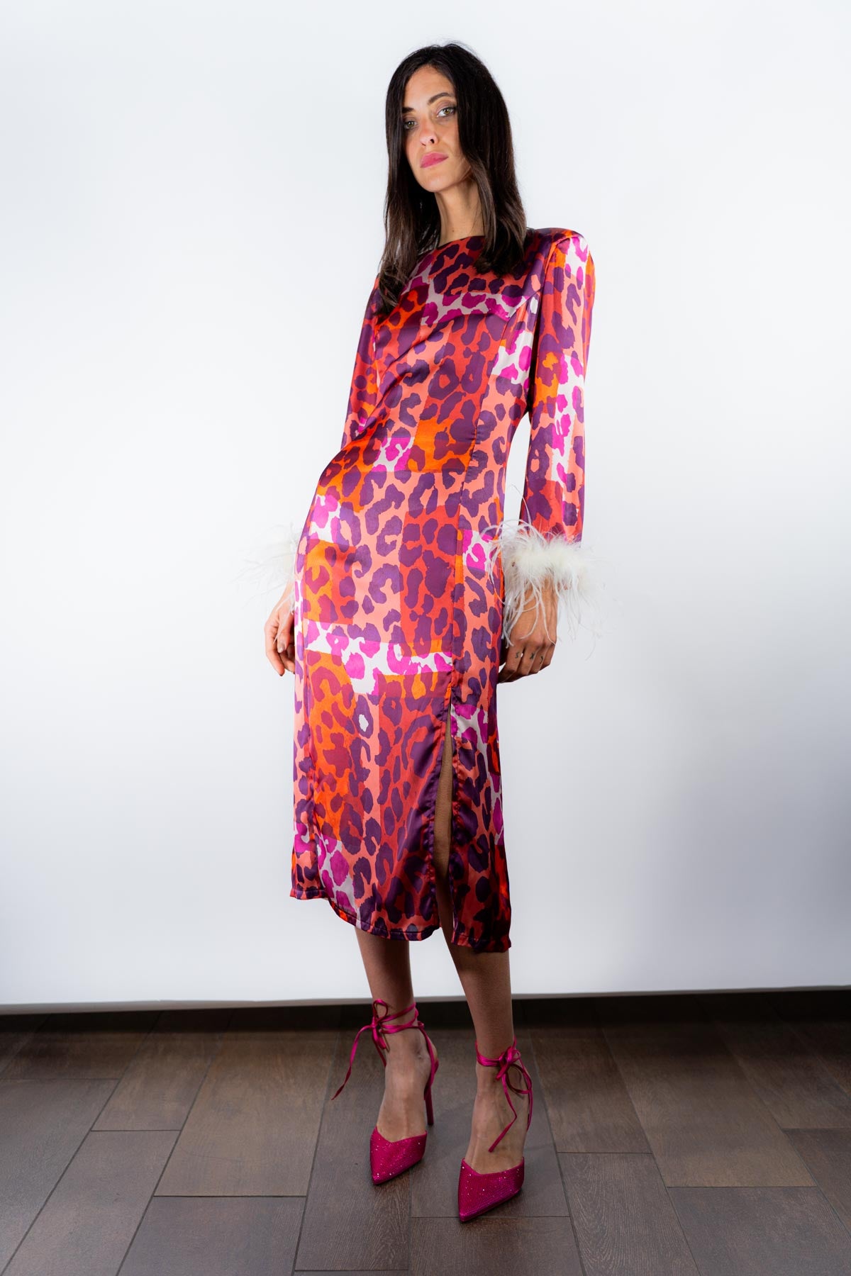 Abito animalier e piume