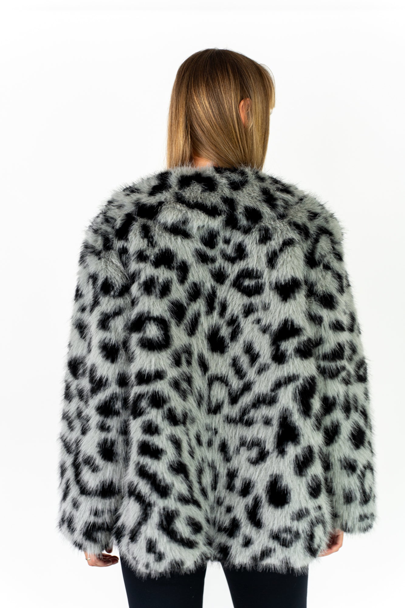 SHEILA Pelliccia oversized leopardata grigia con frange