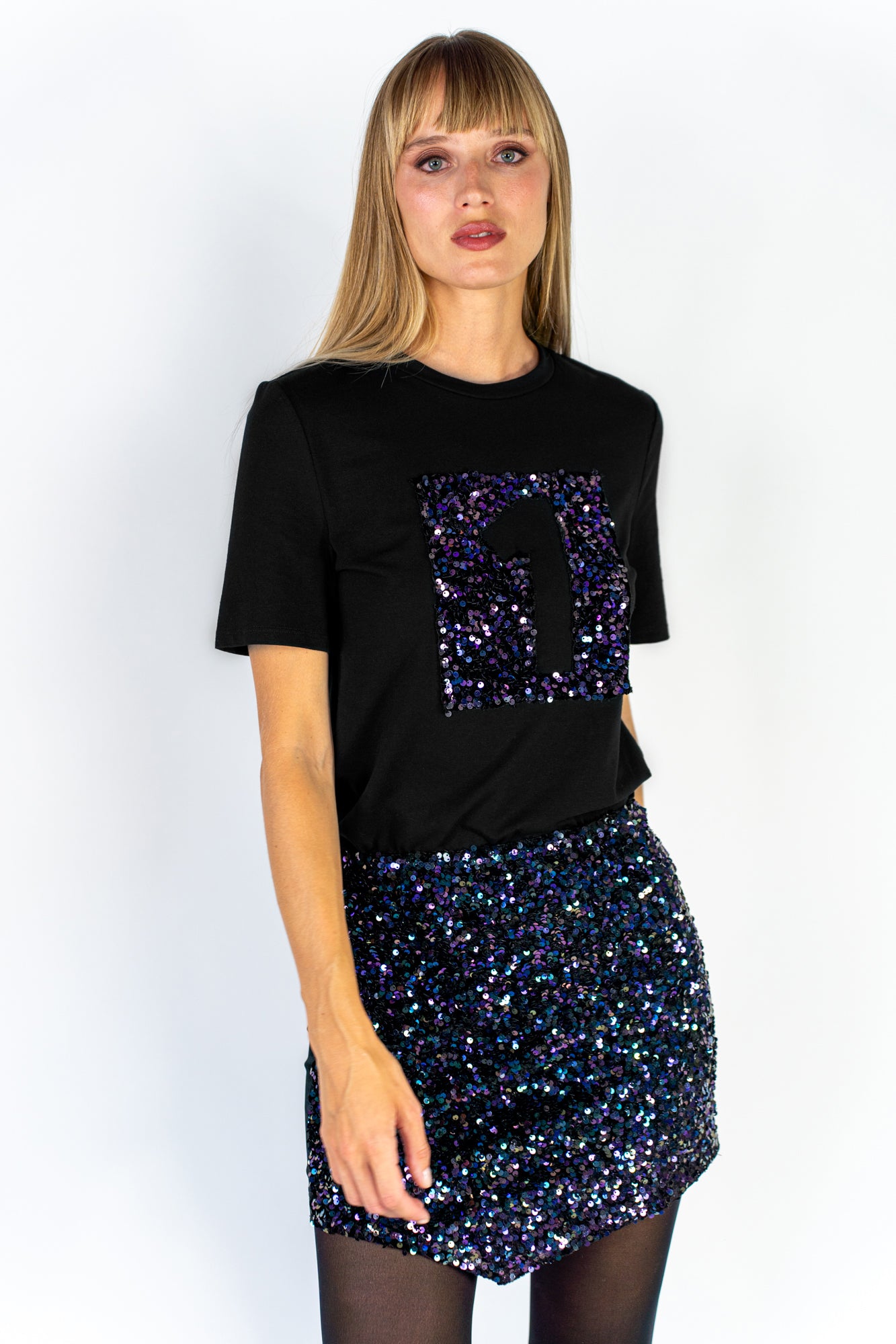 T-shirt nera con applicazione di paillettes nere e viola