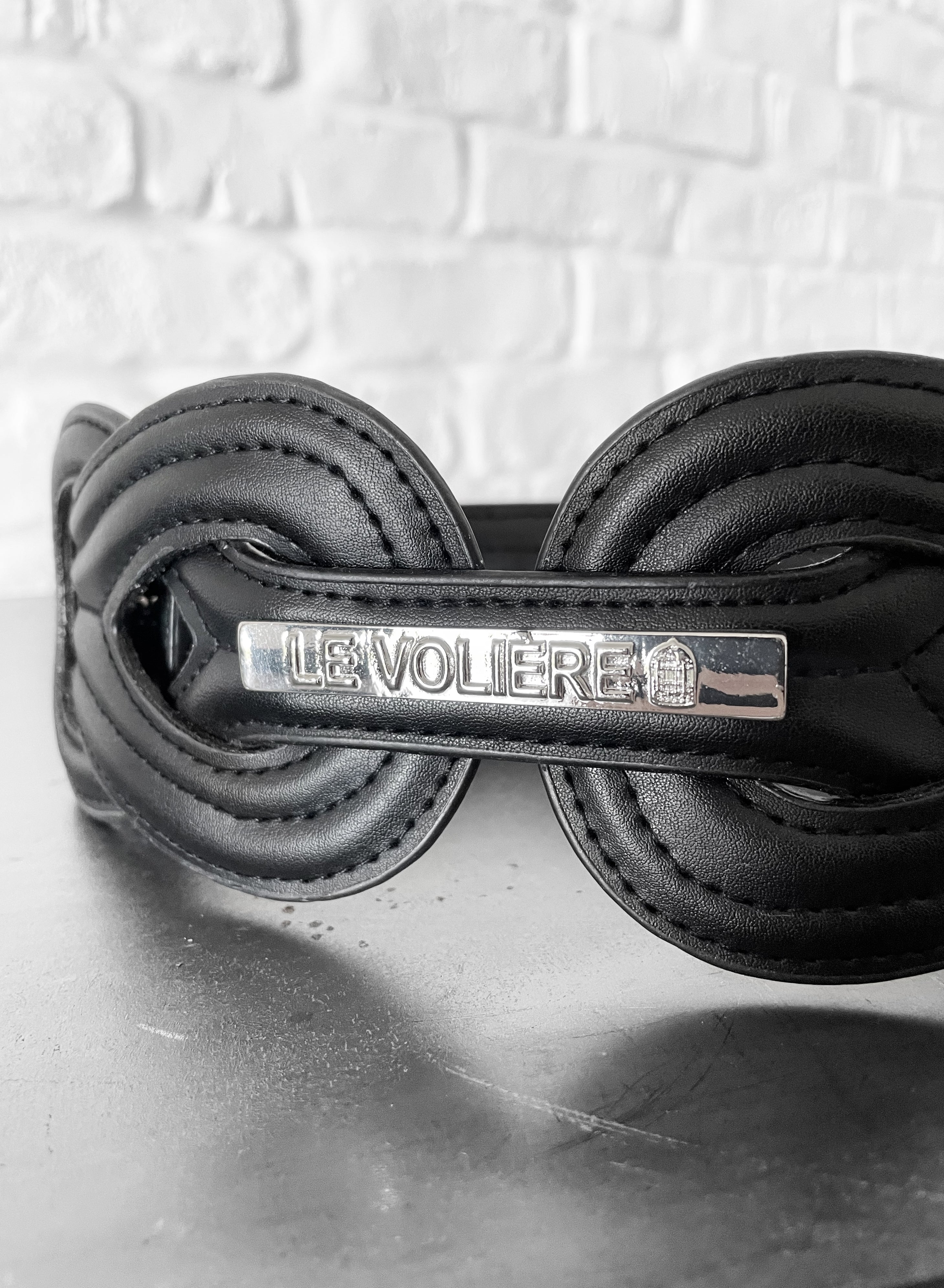 Cintura nera con targhetta argento