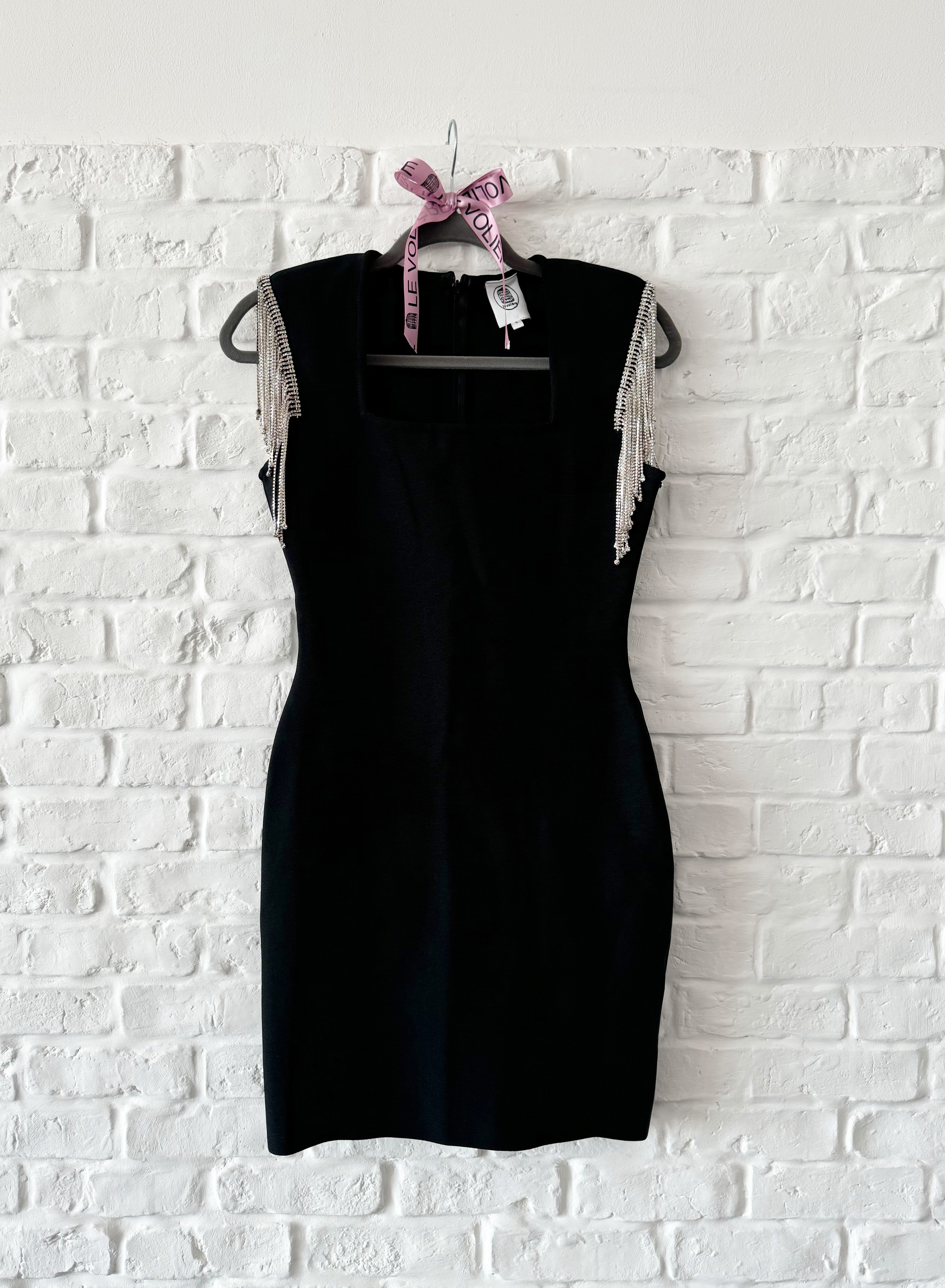 Vestito nero con strass sulle spalle