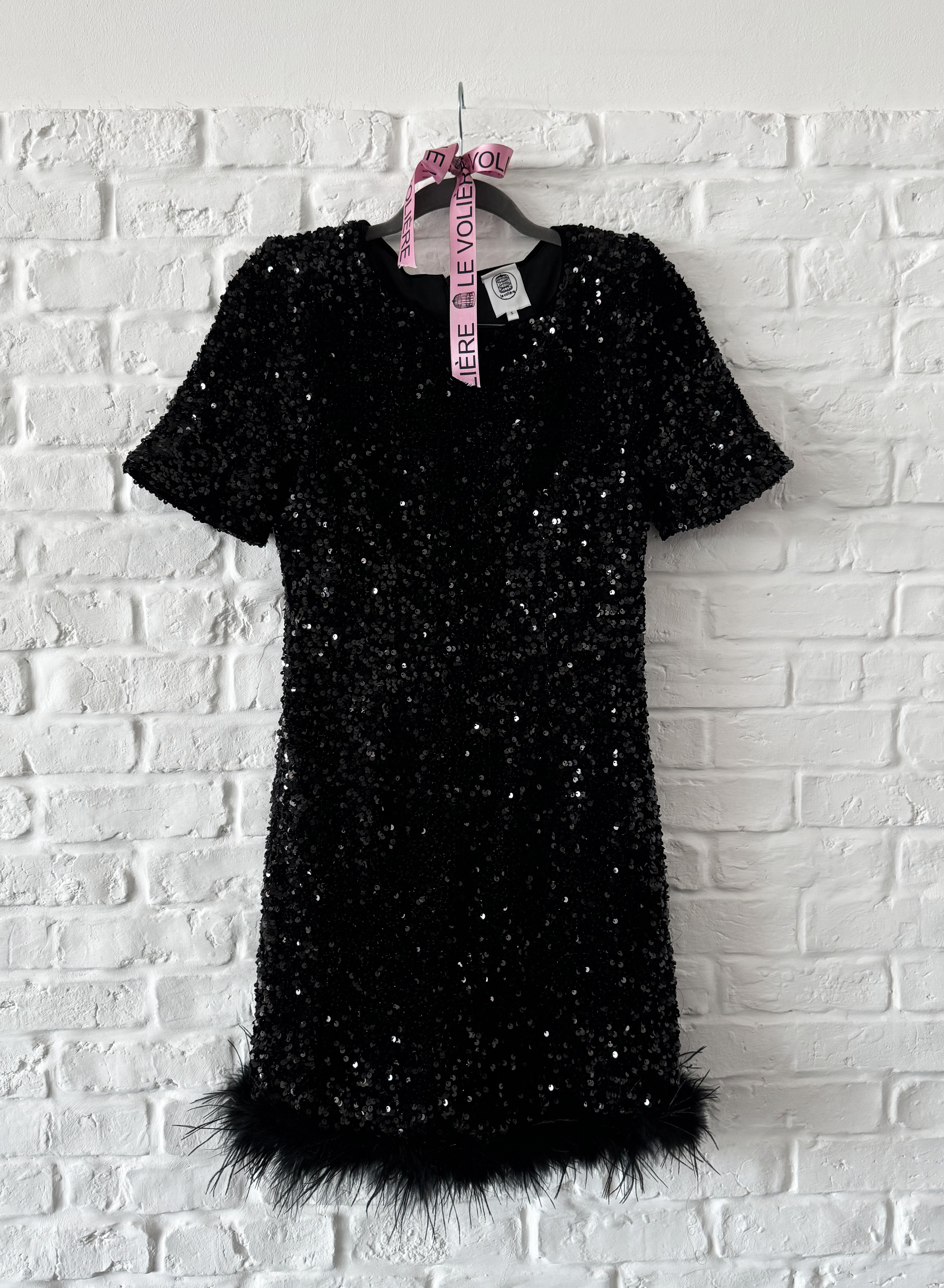 Vestito nero di paillettes con piume