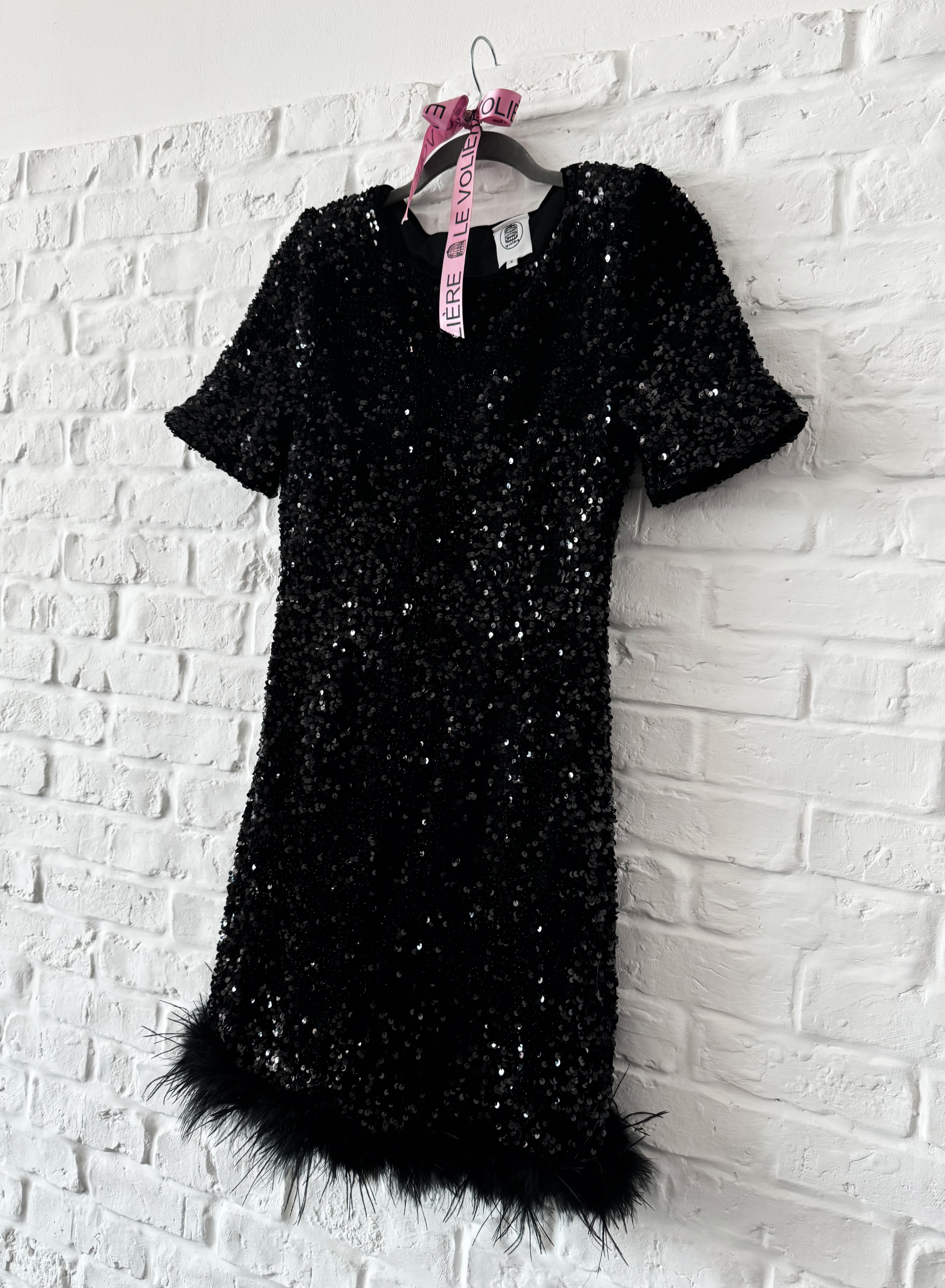 Vestito nero di paillettes con piume