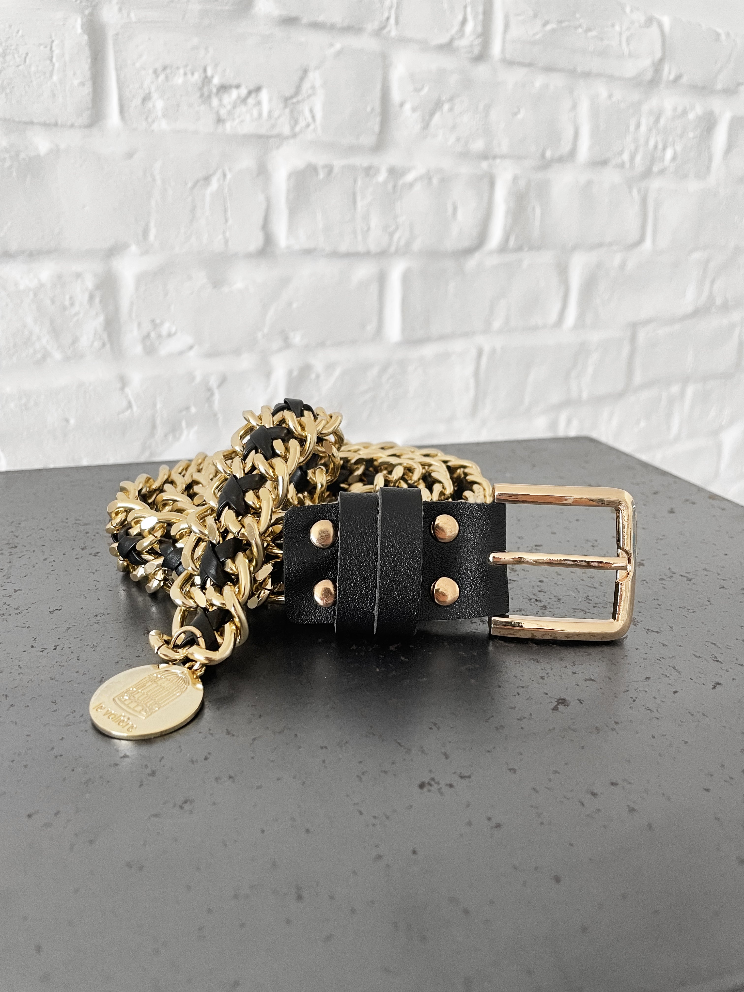 Cintura in catena oro con ecopelle nera