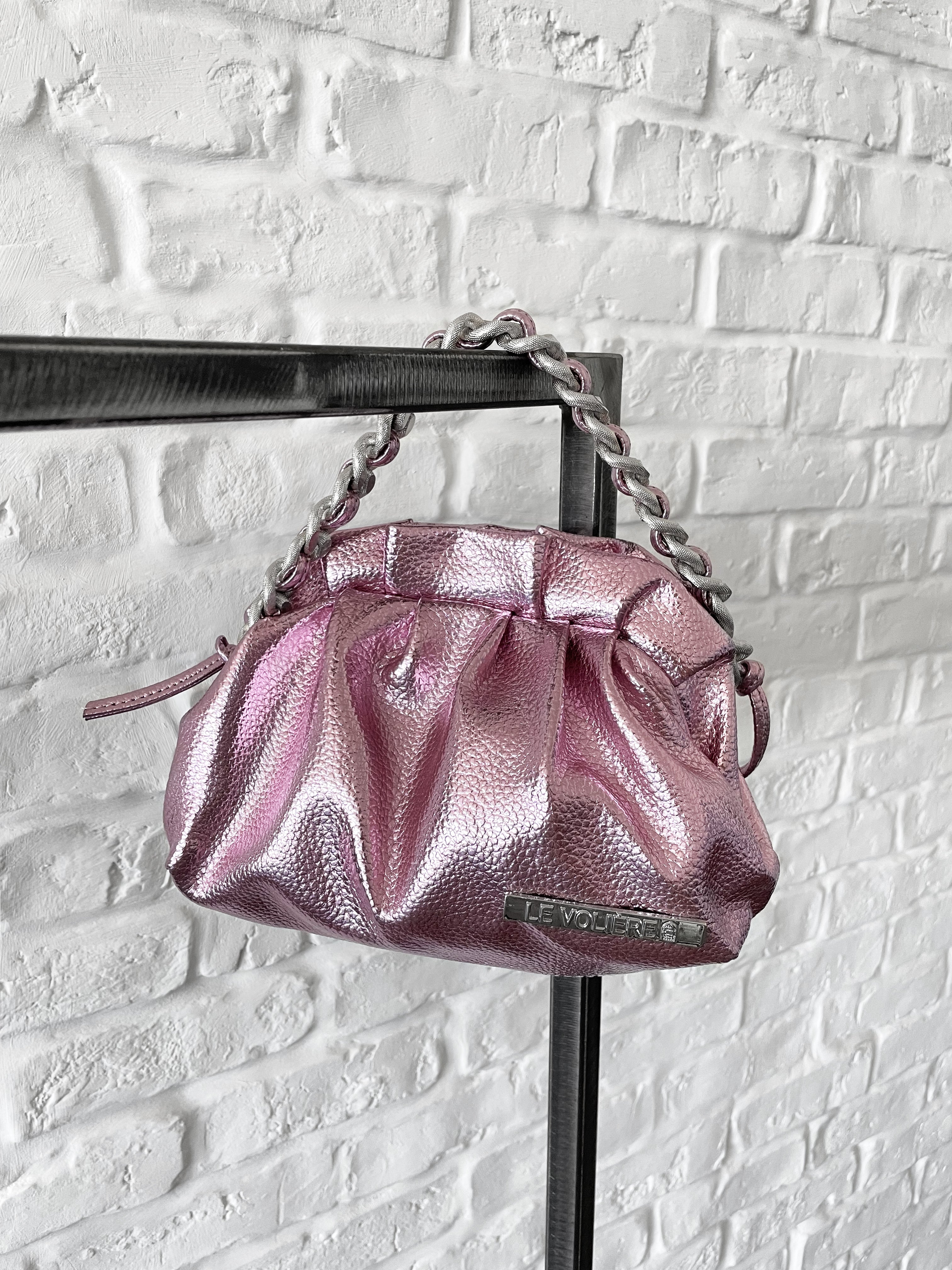 Borsa laminata rosa con catena argento